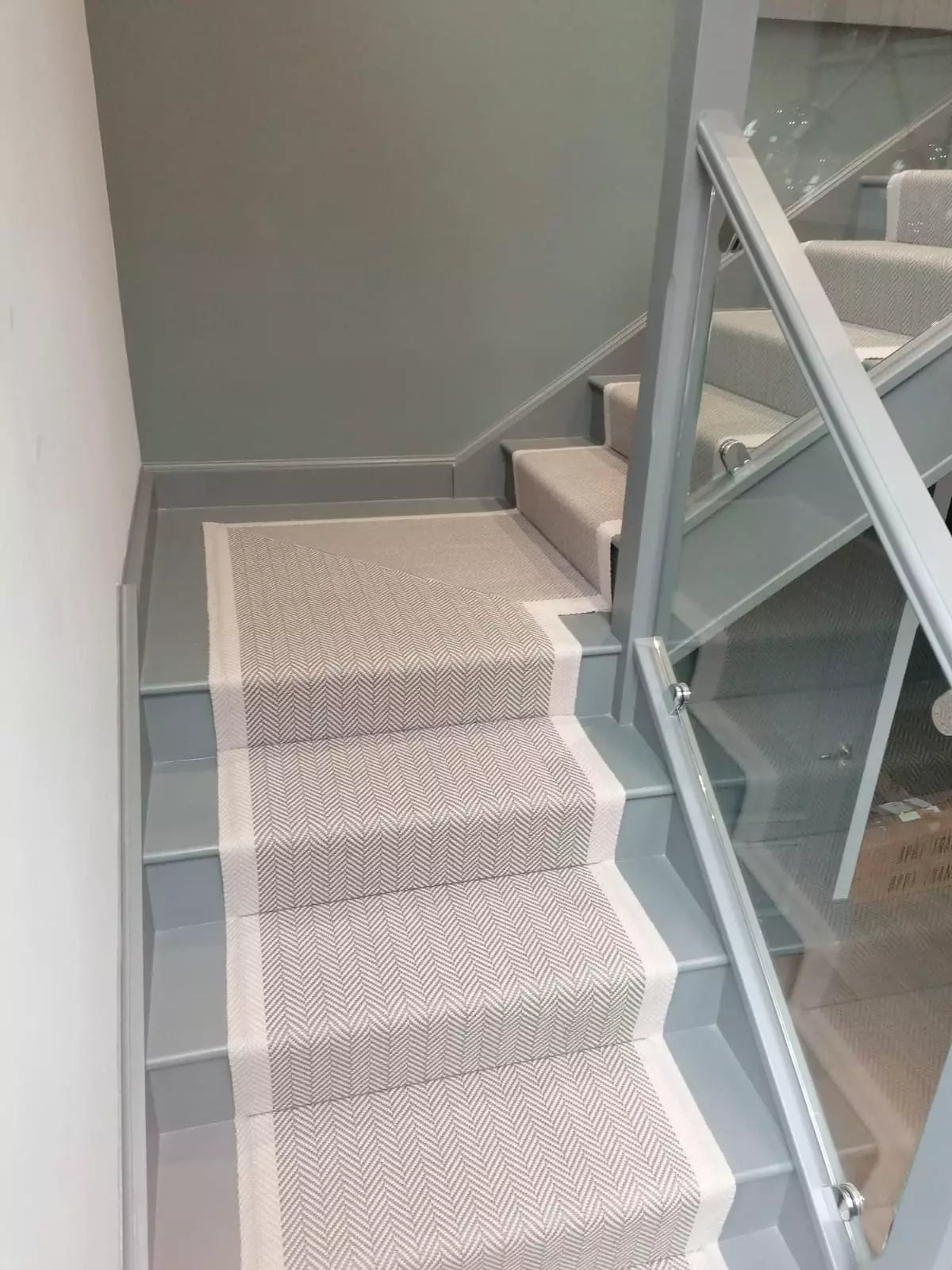 Traploper Hartley Tissier Herringbone Border Nickel & Light grey